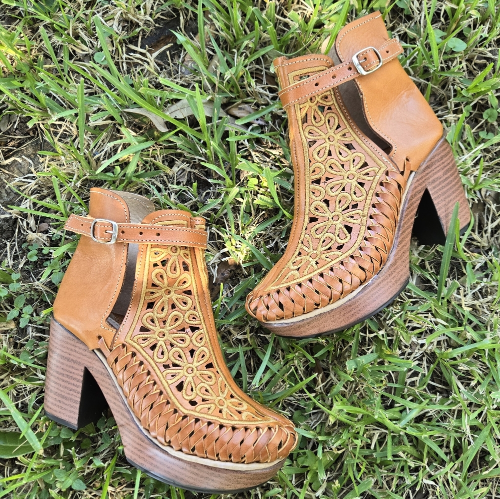 Ankle leather booties